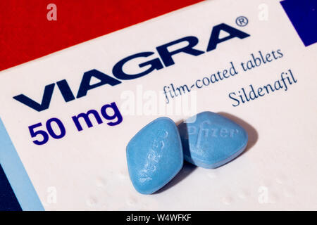 Une boîte de Viagra avec deux comprimés de Viagra. Viagra est fabriqué par la US Drug et pharmaceutical corporation Banque D'Images