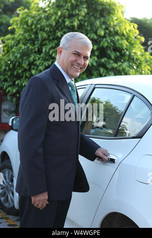 Businessman smiling porte de la voiture et d'ouverture Banque D'Images