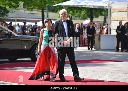 Bayreuth, Allemagne. Le 25 juillet, 2019. Udo WACHTVEITL (acteur) avec son épouse Lila SCHULZ. à son arrivée, l'ouverture de Festival Richard Wagner de Bayreuth en 2019. Tapis rouge sur 25.07.2019. Gruener Hill, dans le monde de l'utilisation | Credit : dpa/Alamy Live News Banque D'Images