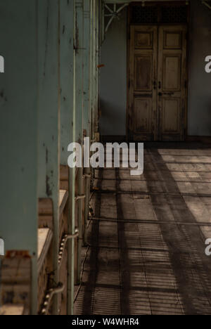 Nonthaburi, Thaïlande - JUL 21,2019 : Intérieur de l'ancien hôtel de ville, bâtiment de style européen. Le vintage blanche en bois maison a été laissé à se détériorer au cours de Banque D'Images