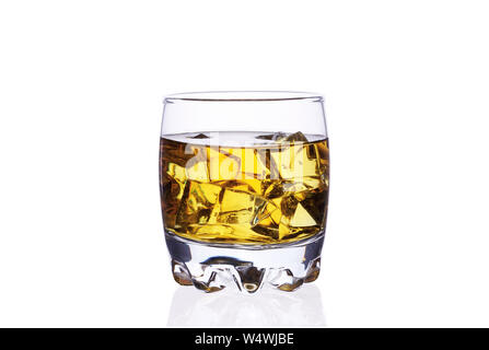 Un verre de whisky avec des cubes de glace sur un fond blanc d'isoler. Banque D'Images