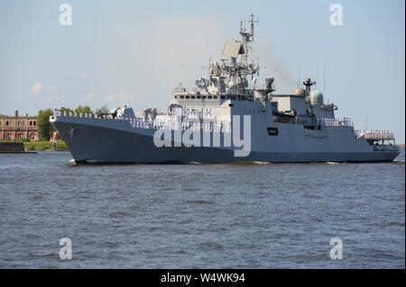 Teg-class frigate Tarkash de la marine indienne.participe à la répétition générale du Défilé de la fête de la marine russe à Cronstadt, Saint-Pétersbourg, Russie Banque D'Images