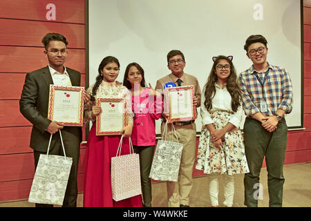 (190726) -- Paris, le 26 juillet 2019 (Xinhua) -- Gagnants poser pour photo de groupe après la 12e Pont chinois concurrence chinois pour les étudiants du secondaire à Dhaka, Bangladesh, le 25 juillet 2019. La compétition les représentations diverses y compris des discours, la danse, les arts martiaux et la musique contemporaine. (Str/AFP) Banque D'Images