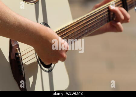 Woman Playing Guitar Banque D'Images