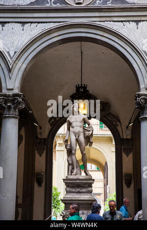 FLORENCE, ITALIE - Avril 2018 : Sculpture d'Orphée et de Cerberus par Baccio Bandinelli, dans la cour du Palazzo Medici Riccardi Banque D'Images