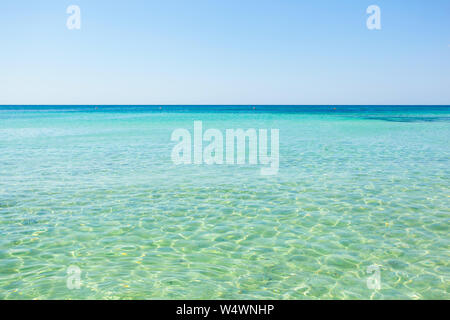 Vue magnifique sur la mer aux eaux turquoises et Golden Beach à Punta Prosciutto, Salento, Pouilles, Italie. Banque D'Images