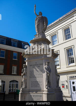 Staines-on-Thames, Monument aux Morts, Place du marché, Surrey, Angleterre, RU, FR. Banque D'Images