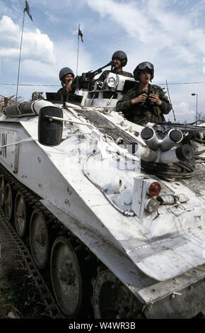 25 avril 1993 pendant la guerre en Bosnie : dans le centre de Stari Vitez, des soldats britanniques du régiment de Cheshire de surveiller leur Alvis FV103 Spartan APC. Ils sont à environ 200 mètres de l'HVO (les Croates) ligne de front, dans la rue. Banque D'Images