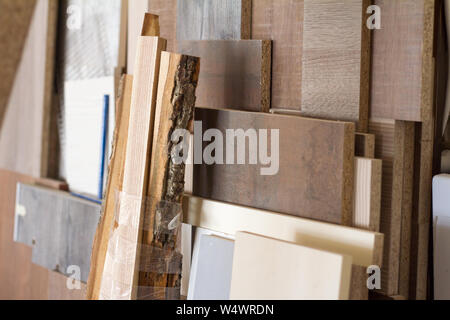 Un des piliers de bois et de grosses planches par l'atelier de meubles sont prêts à travailler joiner, selective focus Banque D'Images