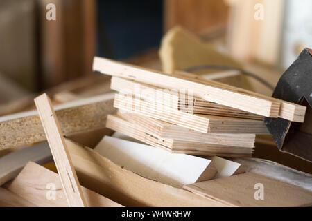 Un des piliers de bois et de grosses planches par l'atelier de meubles sont prêts à travailler joiner, selective focus Banque D'Images