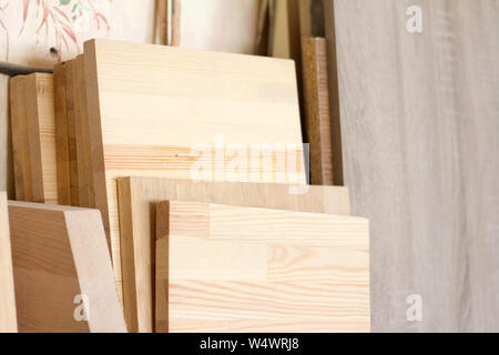 Un des piliers de bois et de grosses planches par l'atelier de meubles sont prêts à travailler joiner, selective focus Banque D'Images