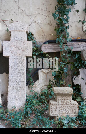 Pierres tombales anciennes dans la cour du monastère Stavropoleos, Bucarest, Roumanie. Banque D'Images