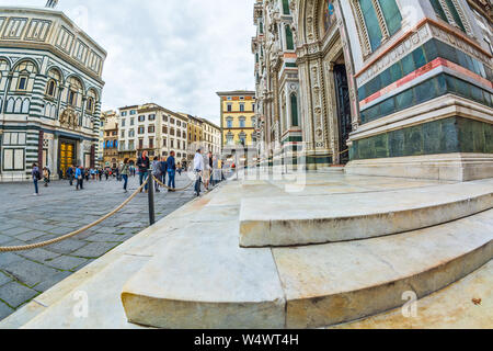 FLORENCE, ITALIE - 11 MAI 2019 : la place du Duomo, la cathédrale de Santa Maria del Fiore, le campanile de Giotto, le Baptistère de San Giovanni Banque D'Images