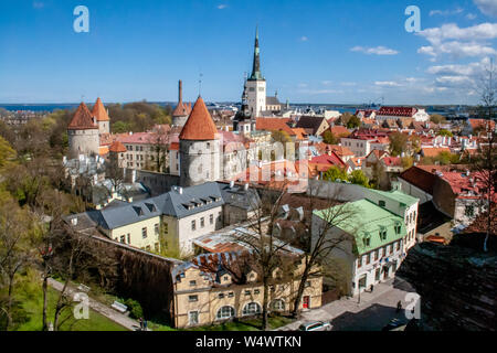 Belle vue aérienne de la pittoresque vieille ville de Tallinn, Estonie avec des tours et des églises, de la mer Baltique sur l'arrière-plan Banque D'Images