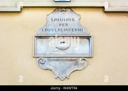 FLORENCE, ITALIE - 12 MAI 2019 : Limosine per i poveri infermi mémorable, inscription sur le mur d'un bâtiment à Florence Banque D'Images