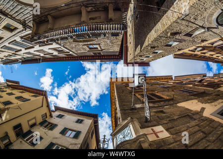 FLORENCE, ITALIE - 12 MAI 2019 : Vue vers le haut entre les bâtiments à une étroite intersection à Florence Banque D'Images