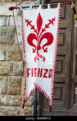 FLORENCE, ITALIE - 12 MAI 2019 : gardes traditionnel florentin avec drapeau posant devant les touristes. La Piazza della Signoria à Florence, Italie Banque D'Images