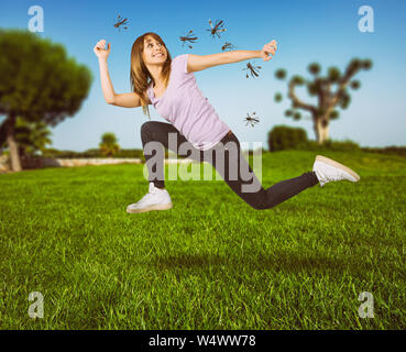 Femme se défend de l'attaque des moustiques courir vite Banque D'Images