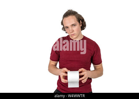 Triste Jeune homme tenant un seul rouleau de papier de toilette isolé Banque D'Images