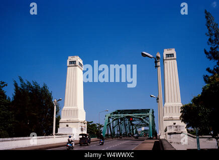 Peirs concrètes de la structure en acier Memorial Bridge sur la rivière Chao Phraya à Bangkok en Thaïlande en Asie du Sud-Est Extrême-Orient. Construit en avril 193 Banque D'Images