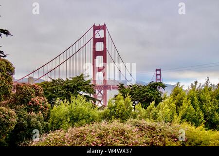 Golden Gate Bridge sur un jour nuageux Banque D'Images