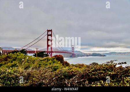 Golden Gate Bridge sur un jour nuageux Banque D'Images