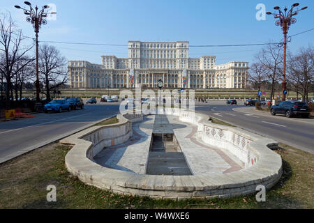 Une fontaine vide sur le boulevard Unirii menant vers le Palais du Parlement. Bucarest, Roumanie. Banque D'Images