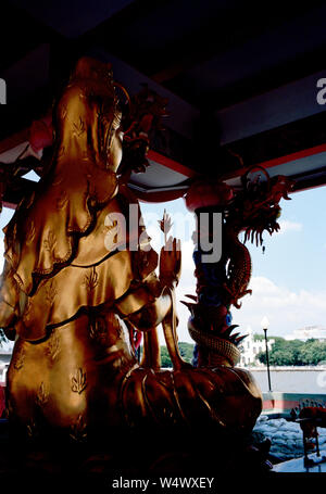 Wu Gong Gong chinois statue au temple Wu à Bangkok en Thaïlande en Asie du Sud-Est Extrême-Orient. Or déesse Sérénité Banque D'Images