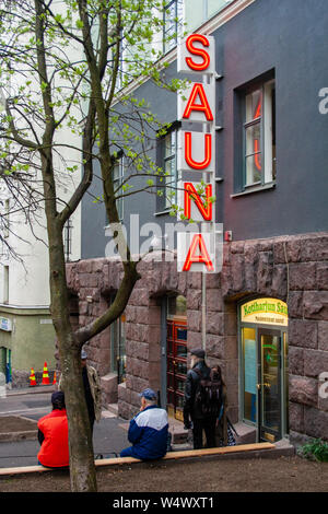 Néon rétro rouge signe d'une fonction sauna à Helsinki, l'Kotiharju Sauna, le plus vieux sauna en Finlande Banque D'Images