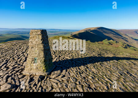 Rushup Edge de l'trig point sur le sommet de Mam Tor, Peak District, Derbyshire, Angleterre, RU Banque D'Images