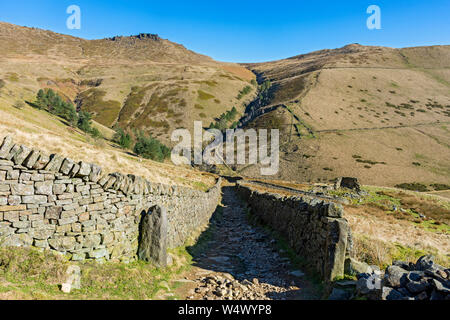 Le plateau de la Kinder Scout bridleway menant à foin, à la tête de Edale, Peak District, Derbyshire, Angleterre, Royaume-Uni. Banque D'Images