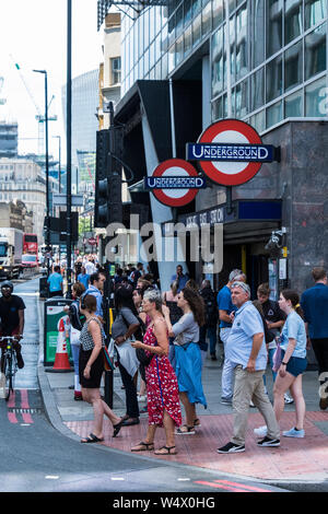 Whitechapel High Street, quartier de Tower Hamlets, Londres, Angleterre, Royaume-Uni Banque D'Images