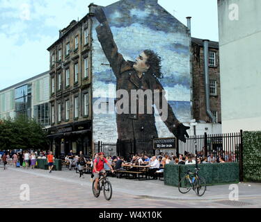 Glasgow, Ecosse, Royaume-Uni. 25 juillet 2019. Météo France, ensoleillé et chaud "Taps Aff ou tops offf sur la journée la plus chaude, les sections locales a frappé les rues du west end et de Clydeside météo qui peut mettre fin à la misérable de l'été. Credit : Gérard ferry/Alamy Live News Banque D'Images