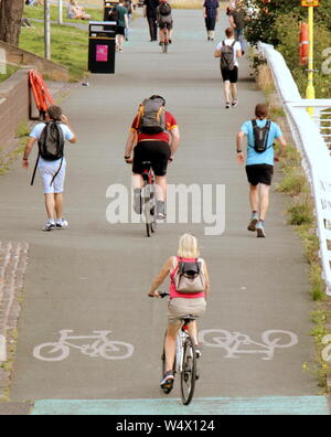 Glasgow, Ecosse, Royaume-Uni. 25 juillet 2019. Météo France, ensoleillé et chaud "Taps Aff ou tops offf sur la journée la plus chaude, les sections locales a frappé les rues du west end et de Clydeside météo qui peut mettre fin à la misérable de l'été. Credit : Gérard ferry/Alamy Live News Banque D'Images