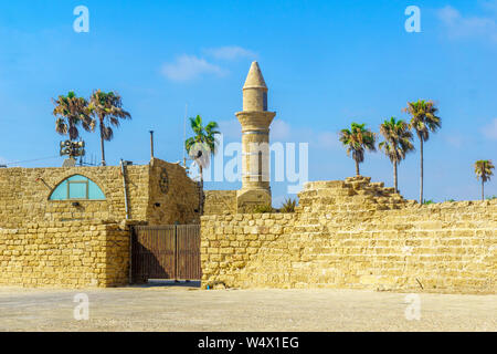 Vue de la promenade de la plage et le vieux port dans le Parc National de Césarée, le nord d'Israël Banque D'Images