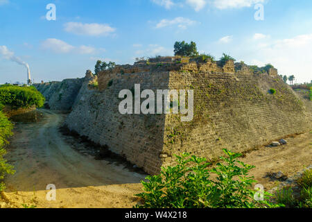 Restent des fortifications des croisades, dans le Parc National de Césarée, le nord d'Israël Banque D'Images