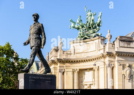 Une statue de Charles de Gaulle, le célèbre homme d'État français, a été installé en 2000 sur l'avenue des Champs-Elysées en face du Grand Palais. Banque D'Images