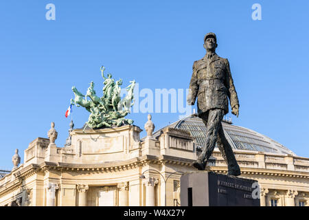 Une statue de Charles de Gaulle, le célèbre homme d'État français, a été installé en 2000 sur l'avenue des Champs-Elysées en face du Grand Palais. Banque D'Images