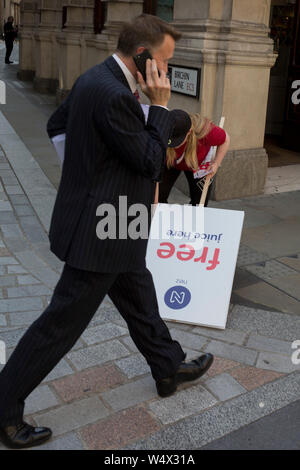 Comme les températures ne vague à des niveaux record - la journée la plus chaude de l'année jusqu'à présent - les Londoniens dans la ville de Londres (le quartier financier de la capitale, alias le mille carré), les jus sont mis en marché sur la rue Cornhill, le 25 juillet 2019, à Londres, en Angleterre. Banque D'Images