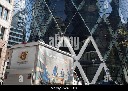 Comme les températures ne vague à des niveaux record - la journée la plus chaude de l'année jusqu'à présent - le lieu de travail dans la ville de Londres (le quartier financier de la capitale, alias le mille carré) apparaît sur un van sur St Mary Axe, sous l 'Gherkin' de Swiss Re building, le 25 juillet 2019, à Londres, en Angleterre. Banque D'Images