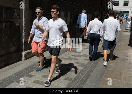 Comme les températures ne vague à des niveaux record - la journée la plus chaude de l'année jusqu'à présent - les Londoniens dans la ville de Londres (le quartier financier de la capitale, alias le mille carré) marche dans le soleil de midi, le 25 juillet 2019, à Londres, en Angleterre. Banque D'Images