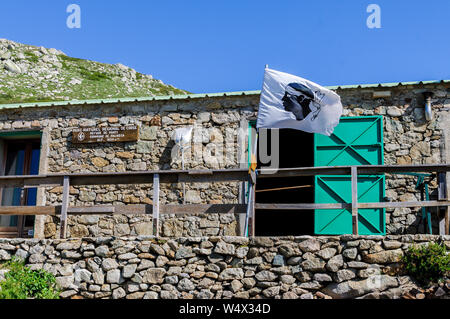 Maison en pierre de Prati Refuge avec le drapeau Corse pendant la randonnée GR20 en Corse, France Banque D'Images