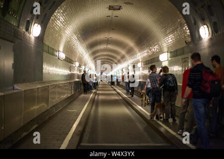 Piéton dans le vieux tunnel d'Elbe. Alter Elbtunnel, Hambourg, Allemagne Banque D'Images