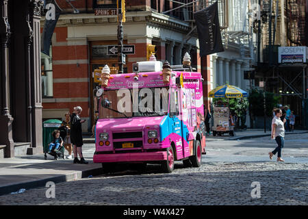 New York, USA - 21 juin 2019 : camion de crème glacée en stationnement sur la rue à Manhattan. Banque D'Images