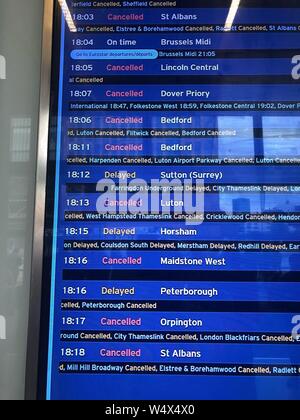 Des tableaux d'affichage indiquant les trains Train annulé à la gare St Pancras après des câbles aériens ont été endommagés, gravement atteinte à l'East Midlands et services. Thameslink Banque D'Images