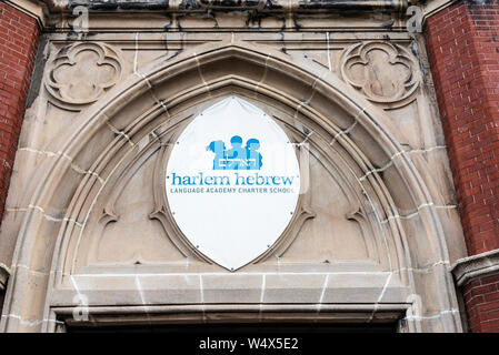 La ville de New York, USA - 2 août 2018 : Façade de la langue hébraïque, Harlem academy charter school, à Harlem, Manhattan, New York City, USA Banque D'Images