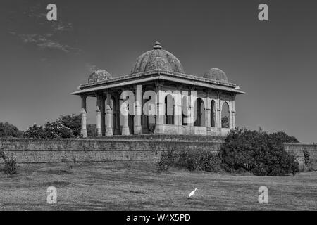 Pavagadh Champaner , , Gujarat , India-December 07, 2014-Vue de style roman cénotaphe qui est en face Kevda Masjid. Banque D'Images