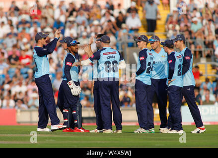 Emerald du stade Headingley, Leeds, West Yorkshire, le 25 juillet 2019. Yorkshire vikings et la Jordanie Affaire Pooran Nicholas Thompson célébrer pris le guichet de Alex Davies de Lancashire Lightning pendant l'épanouissement Blast match entre le Yorkshire vs Viking Lancashire Lightning à Emerald du stade Headingley, Leeds, West Yorkshire. Credit : Touchlinepics/Alamy Live News Banque D'Images