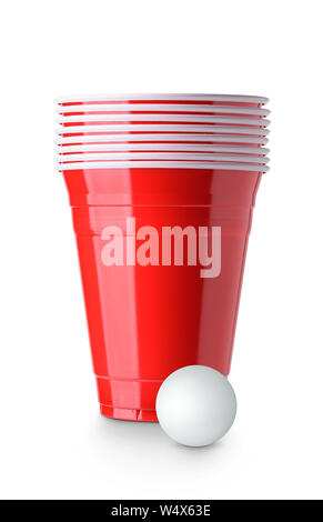 Beer Pong. Verres en plastique rouge et balle de ping-pong isolé sur fond blanc Banque D'Images