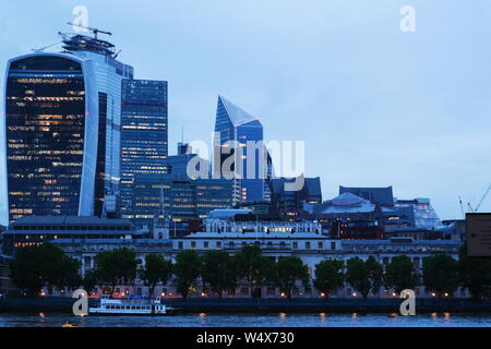 Les toits de Londres, au coup de l'autre côté de la Tamise.La photo a été prise dans la soirée sur un jour nuageux. Banque D'Images